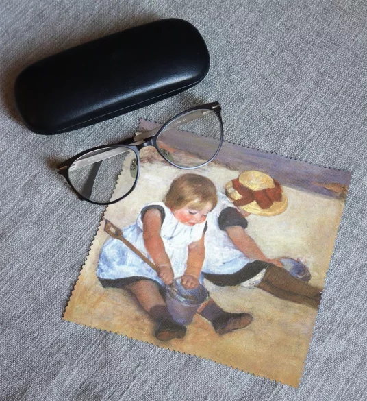 Ściereczka do okularów Dziewczynki bawiące się na plaży Mary Cassatt
