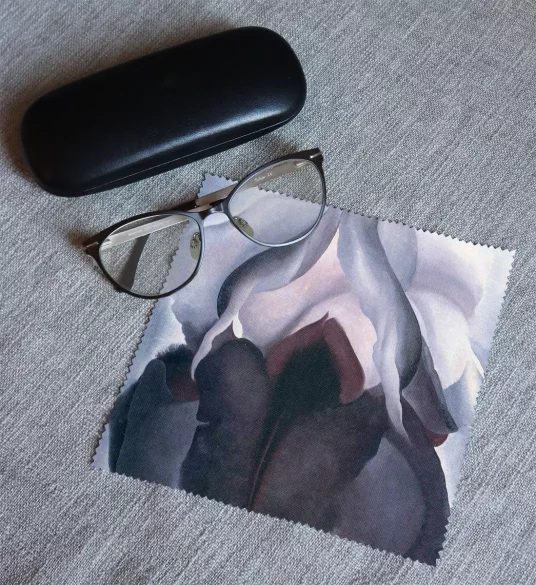 Ściereczka do okularów Czarna Iris III Georgia O’Keeffe