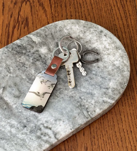 Brelok Pięć mew nad skałą w morzu Ohara Koson