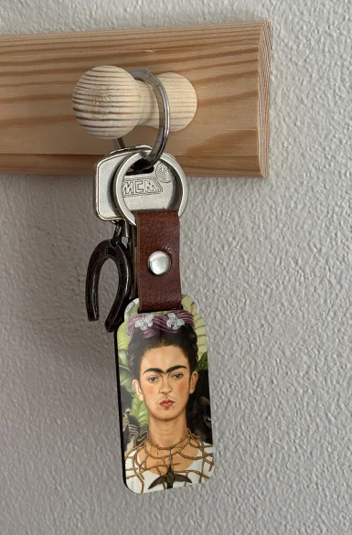 Brelok Autoportret z cierniowym naszyjnikiem i kolibrem Frida Kahlo