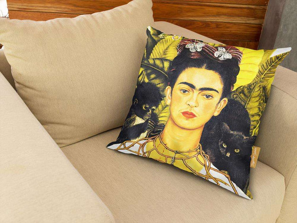 Poduszka Autoportret z cierniowym naszyjnikiem i kolibrem Frida Kahlo