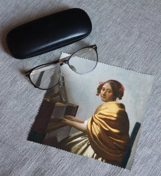 Ściereczka do okularów Młoda kobieta siedząca przy dziedzińcu Jan Vermeer