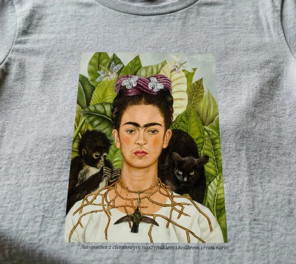 Koszulka z nadrukiem Autoportret z cierniowym naszyjnikiem i kolibrem Frida Kahlo