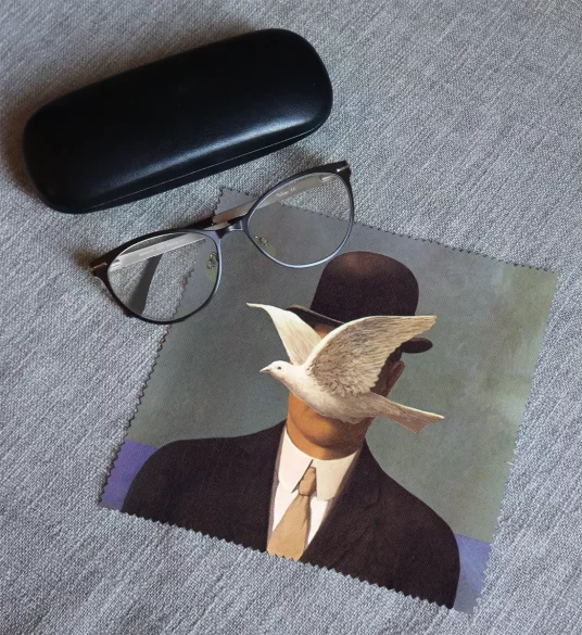 Ściereczka do okularów Mężczyzna w meloniku René Magritte