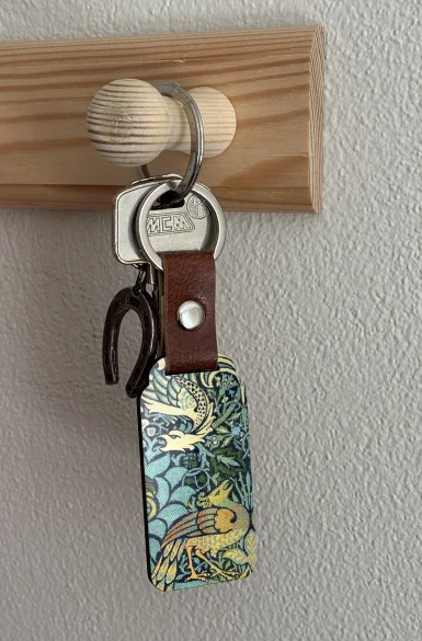 Brelok Paw i smok William Morris