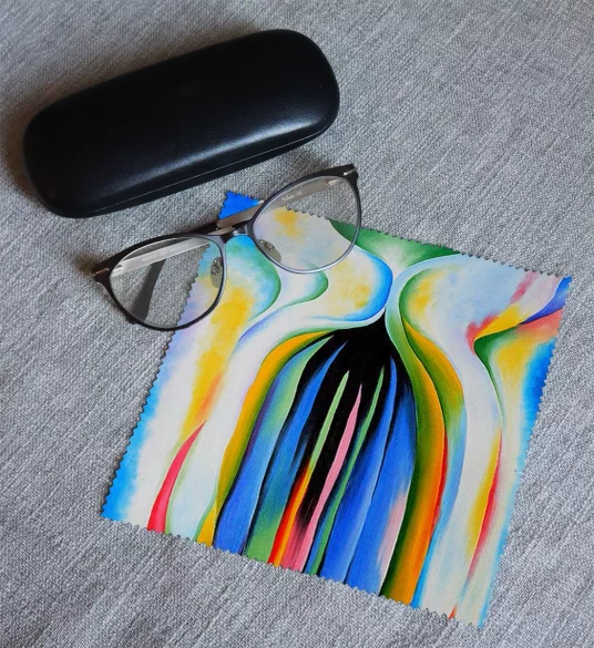 Ściereczka do okularów Szare linie z czarnym, niebieskim i żółtym Georgia O’Keeffe