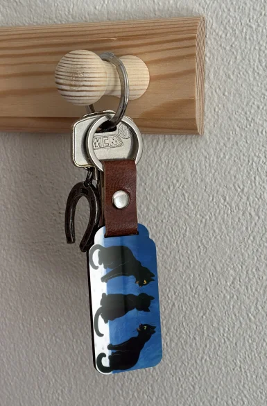 Brelok Czarne koty na śniegu Louis Wain