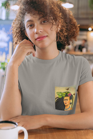 Koszulka z kieszonką Frida z legwanem – portret inspirowany Fridą Kahlo