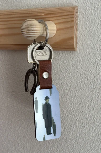 Brelok Spadanie René Magritte