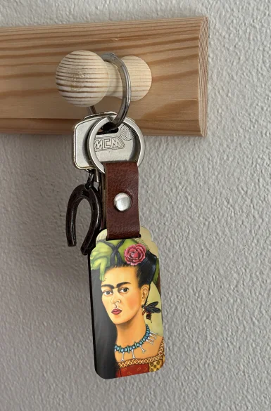 Brelok Frida z legwanem – portret inspirowany Fridą Kahlo