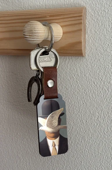Brelok Mężczyzna w meloniku René Magritte