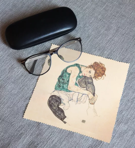 Ściereczka do okularów Siedząca kobieta z podniesionym kolanem Egon Schiele
