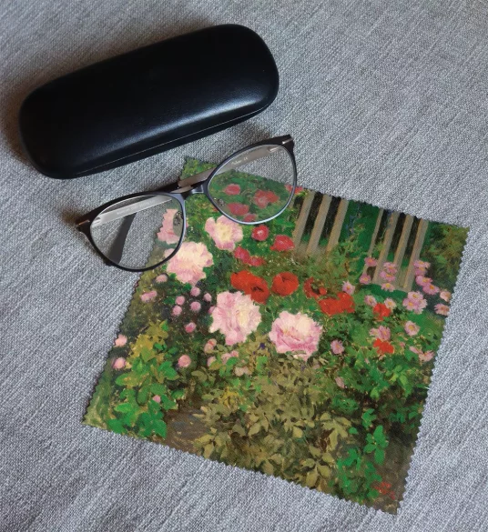 Ściereczka do okularów Kwitnące kwiaty na ogrodzeniu ogrodu Koloman Moser