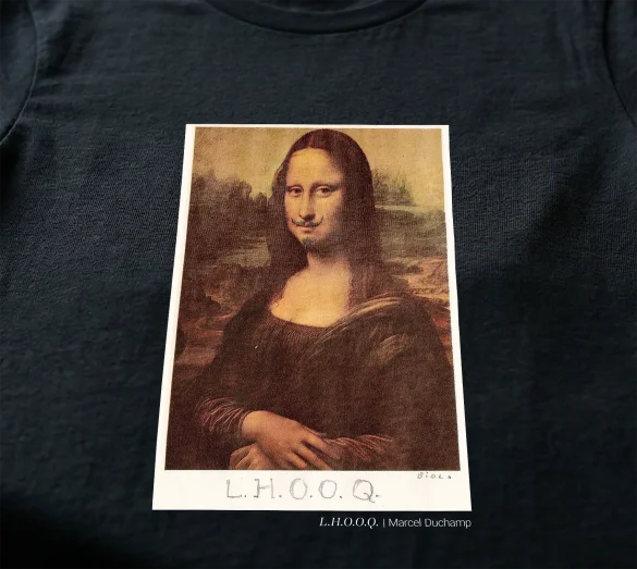 Koszulka z nadrukiem L.H.O.O.Q. Marcel Duchamp